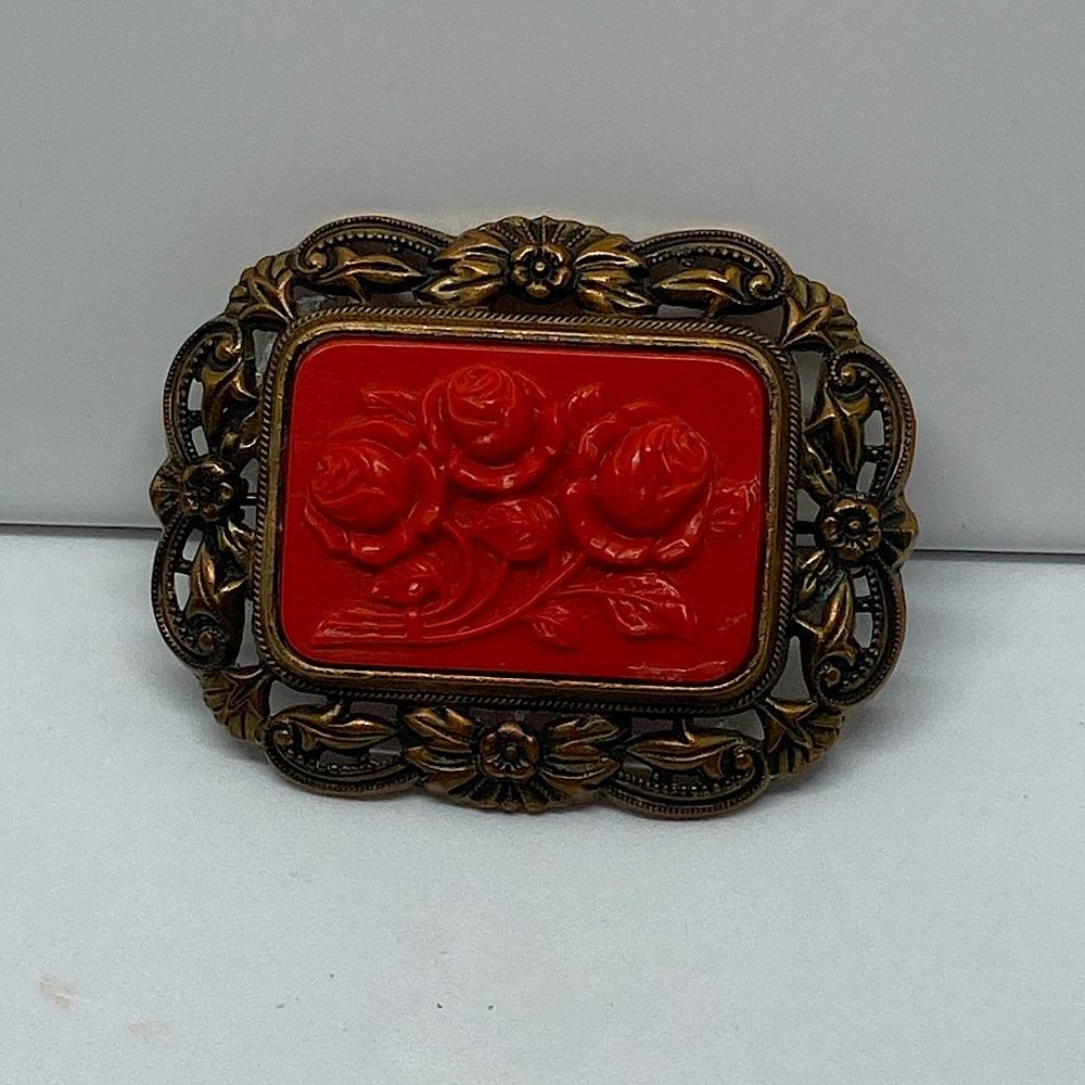 Vtg Red Faux Cinnabar Carved Roses Lucite & Bronze Tone Metal Brooch 2” x 1.5”